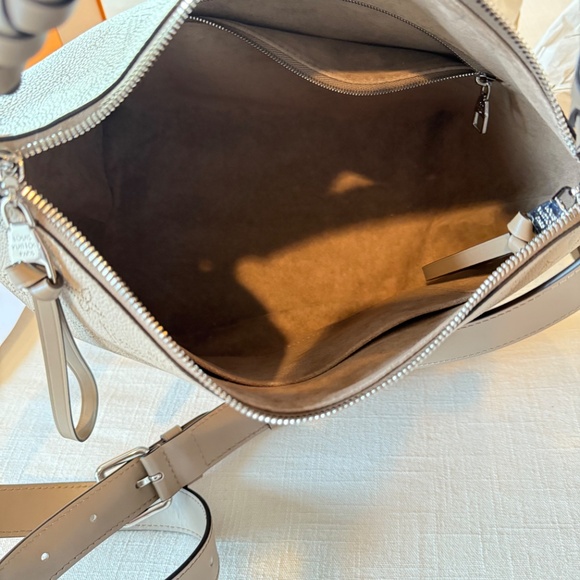 Louis Vuitton Beaubourg Hobo MM Color: Galet - Picture 7 of 9